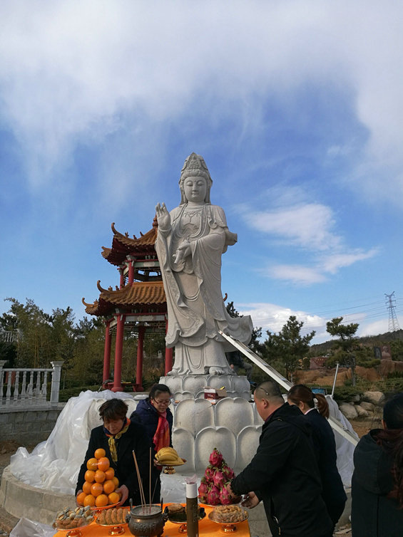 Поздравляем камень с камнем об установке статуи Будды